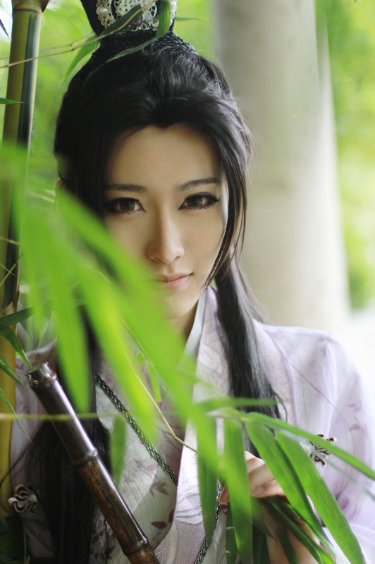 【COS】《琼觞》·弄玉-雅文-----故人心尚永，故心人不见 █CAST█ 桓弄玉：八段锦 桓雅文：楚贝贝 拍摄：鸟总 妖王震已 后勤：苗苗 卷卷 周小佳 化妆|道具|服装：自理 后期：自理 掖庭聘绝国，长门失欢宴。 相逢咏荼蘼，辞宠悲团扇。 花丛乱数蝶，风帘人双燕。 徒使春带赊，坐惜红颜变。 平生一顾重，宿昔千金贱。 故人心尚永，故心人不见。