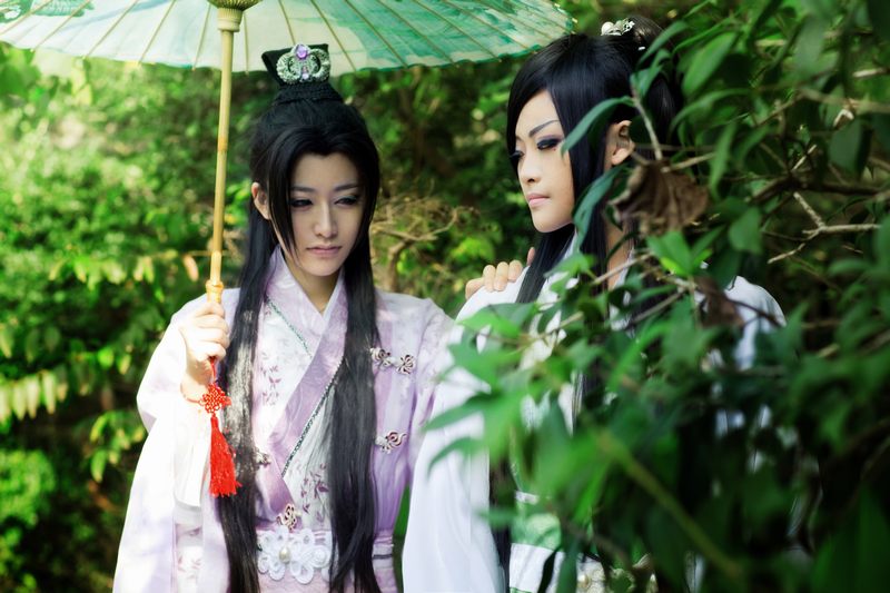【COS】《琼觞》·弄玉-雅文-----故人心尚永，故心人不见 █CAST█ 桓弄玉：八段锦 桓雅文：楚贝贝 拍摄：鸟总 妖王震已 后勤：苗苗 卷卷 周小佳 化妆|道具|服装：自理 后期：自理 掖庭聘绝国，长门失欢宴。 相逢咏荼蘼，辞宠悲团扇。 花丛乱数蝶，风帘人双燕。 徒使春带赊，坐惜红颜变。 平生一顾重，宿昔千金贱。 故人心尚永，故心人不见。