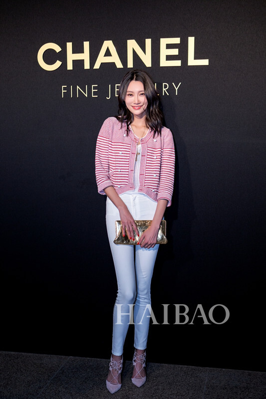 李斯羽——剪裁得体的粉色小外套，搭配白色紧身裤展示了一股清新之风，又不失优雅。