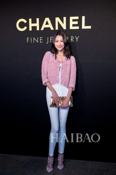 李斯羽——剪裁得体的粉色小外套，搭配白色紧身裤展示了一股清新之风，又不失优雅。