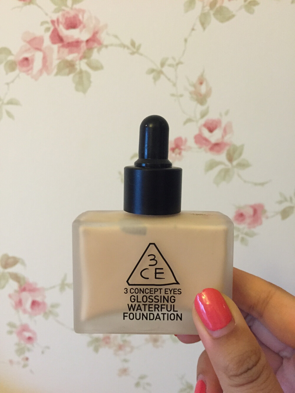 3CE的foundation 很水润 每次用一点就够