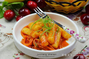 辣酱年糕  原料：韩国年糕（带酱料包）  胡萝卜  青椒  红椒  炒熟白芝麻。 做法步骤。 1.年糕用清水洗一遍2.胡萝卜切丝、青红椒切细条备用3.将年糕放入锅中，加入200克清水大火烧开 4.水烧开后，加入酱料包转中小火煮制2分钟左右5.将各种青菜加入锅中再煮1分钟，待汤汁粘稠时,撒上芝麻即可盛出食用