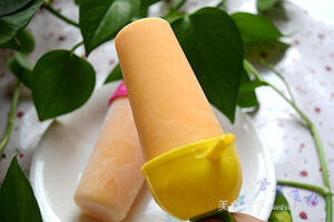 芒果酸奶雪糕 简介：酸酸甜甜的芒果雪糕，好好吃。也许因为酸奶的缘故，这个雪糕吃起来软软的、有点像冰淇淋的口感。 原料：盒装酸奶  芒果。 做法步骤：1.准备芒果，盒装酸奶。也可以用自己做的酸奶。2.把芒果去皮，去皮后称重是150克。 3.用料理机打成芒果泥。把打好的芒果泥和酸奶混合搅拌均匀。 4.倒入模具中，轻轻震一下模具。5.盖上盖子放入冰箱冷冻即可。