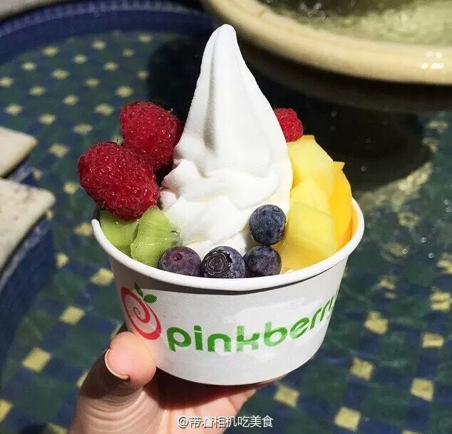 洛杉矶特色冰淇淋店pinkberry推出的自选水果搭配冰淇淋