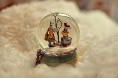 爱很奇怪，什么都介意，最后又什么都能原谅；就像泰戈尔说的：眼睛为她下着雨，心却为她打着伞，这就是爱情。