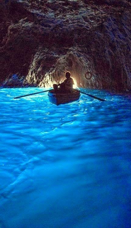 The Blue Grotto, Capri, Italy。意大利卡普里岛的蓝洞。卡普里岛的最有名的地方是三巨石和蓝洞。乘坐小船才可以到达蓝洞这个千年海水侵蚀形成的悬崖蓝洞，洞内由于光线反射，整个海水呈现通透的蓝色，神奇而壮观令人震撼。