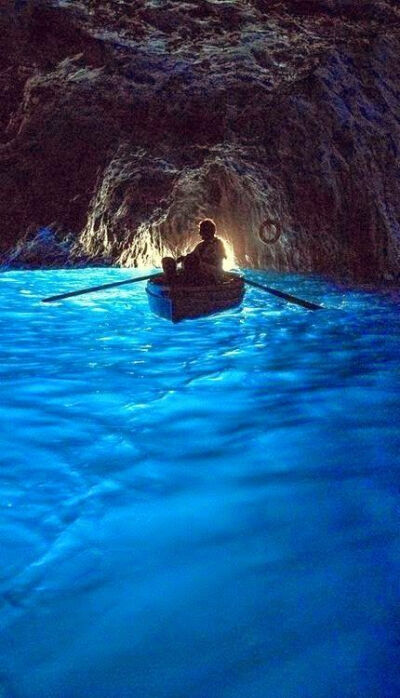 The Blue Grotto, Capri, Italy。意大利卡普里岛的蓝洞。卡普里岛的最有名的地方是三巨石和蓝洞。乘坐小船才可以到达蓝洞这个千年海水侵蚀形成的悬崖蓝洞，洞内由于光线反射，整个海水呈现通透的蓝色，神奇而壮观令…