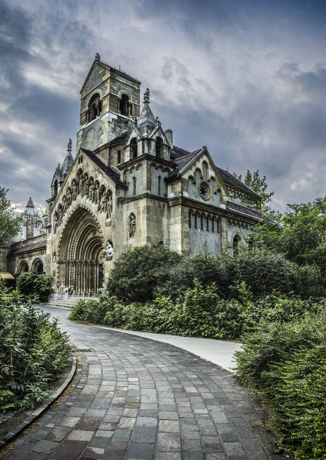 Vajdahunyad Castle, Budapest, Hungary。匈牙利布达佩斯沃伊达奇城堡，位于布达佩斯城市公园里一个被湖水环绕的小岛上，是公园内最多游客的景点。建于20世纪初，城堡内有21座建筑，囊括了匈牙利建国千年所使用过的各种建筑风格：哥特式、巴洛克式、文艺复兴时期风格和罗马式。这座城堡现在是匈牙利农业博物馆。