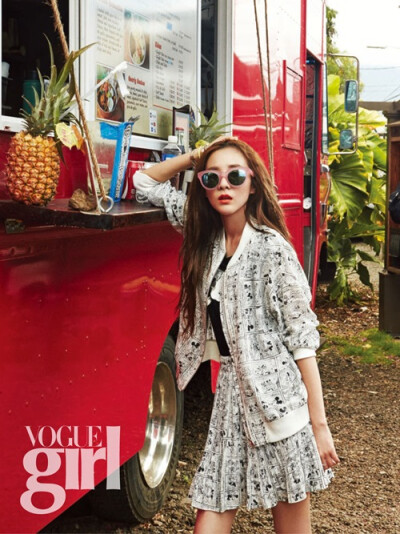 时尚杂志《VOGUE girl》公开了女团2NE1成员Sandara的写真照