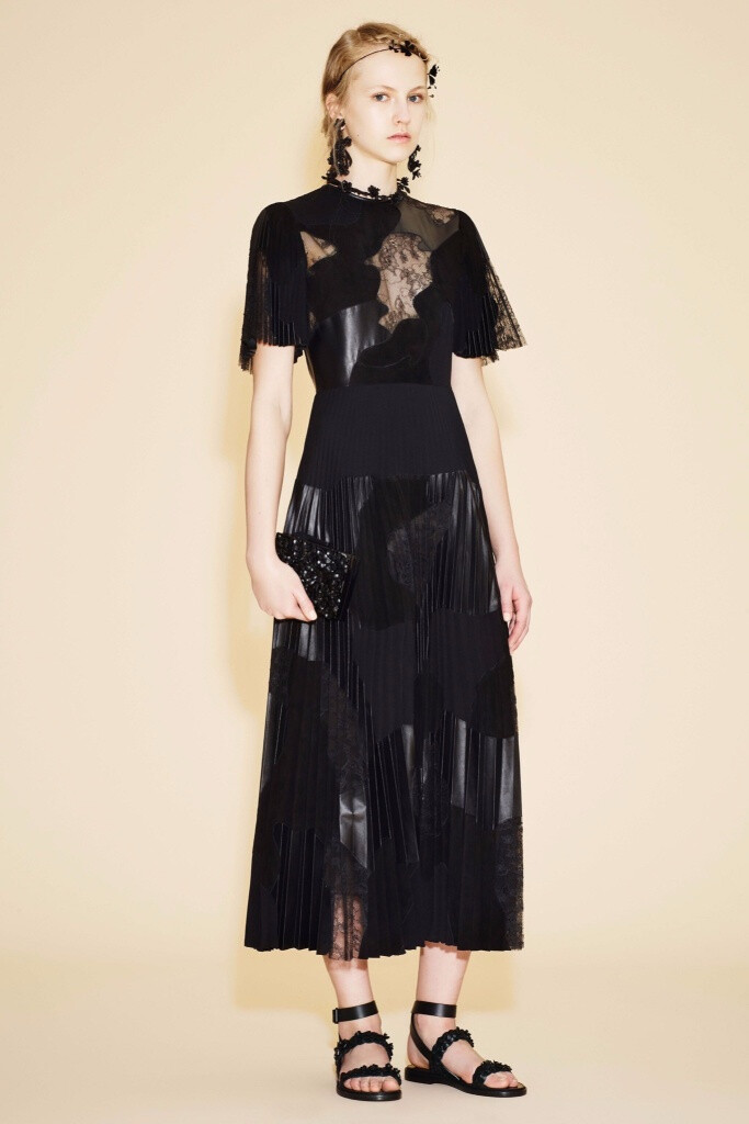 Valentino Resort 2016。华伦天奴2016早春度假系列涵盖了印第安部族公主、爱莎尼亚牧羊女、远东滑板青年和机车嬉皮士等多个主题。很难想象跨度如此大的几种风格，最后能不露声色地融于一炉，衔接得让人难以察觉。并且一如既往，延续了品牌的高产传统和媲美高级定制水准的成衣工艺，个个细节充盈、精良无匹。