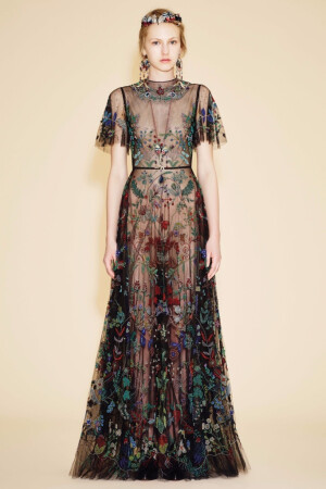 Valentino Resort 2016。华伦天奴2016早春度假系列涵盖了印第安部族公主、爱莎尼亚牧羊女、远东滑板青年和机车嬉皮士等多个主题。很难想象跨度如此大的几种风格，最后能不露声色地融于一炉，衔接得让人难以察觉。并且一如既往，延续了品牌的高产传统和媲美高级定制水准的成衣工艺，个个细节充盈、精良无匹。