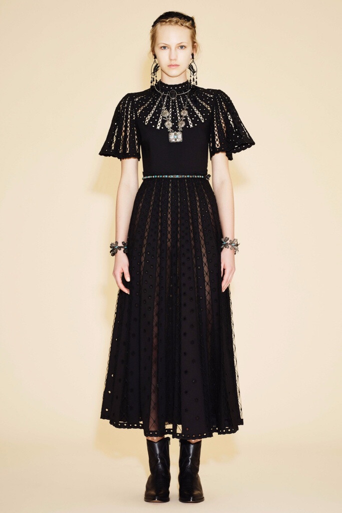 Valentino Resort 2016。华伦天奴2016早春度假系列涵盖了印第安部族公主、爱莎尼亚牧羊女、远东滑板青年和机车嬉皮士等多个主题。很难想象跨度如此大的几种风格，最后能不露声色地融于一炉，衔接得让人难以察觉。并且一如既往，延续了品牌的高产传统和媲美高级定制水准的成衣工艺，个个细节充盈、精良无匹。