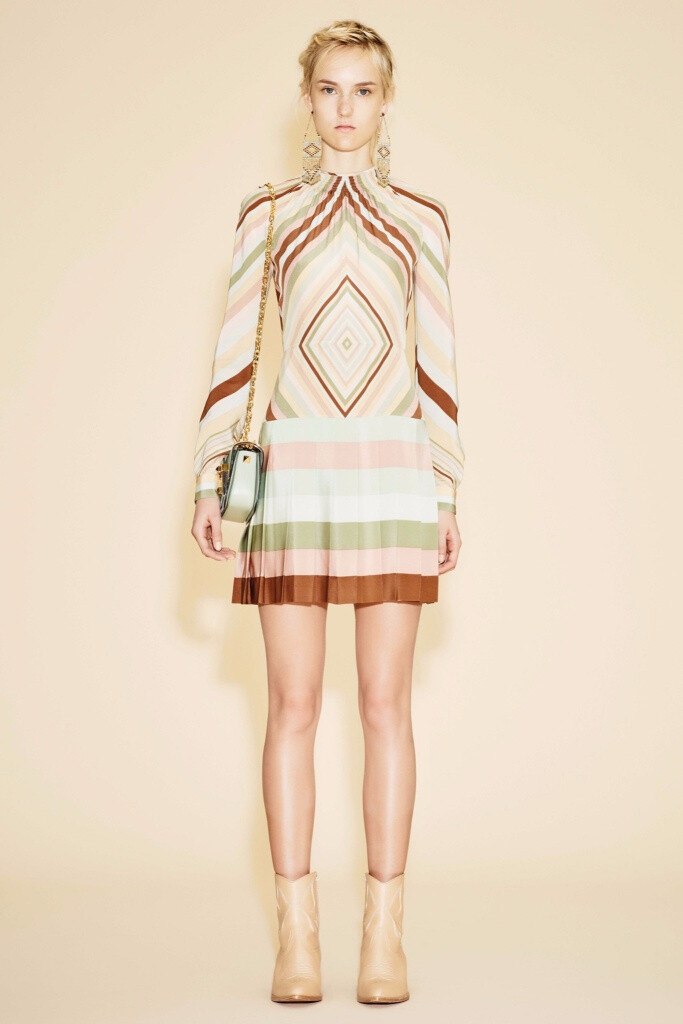 Valentino Resort 2016。华伦天奴2016早春度假系列涵盖了印第安部族公主、爱莎尼亚牧羊女、远东滑板青年和机车嬉皮士等多个主题。很难想象跨度如此大的几种风格，最后能不露声色地融于一炉，衔接得让人难以察觉。并且一如既往，延续了品牌的高产传统和媲美高级定制水准的成衣工艺，个个细节充盈、精良无匹。