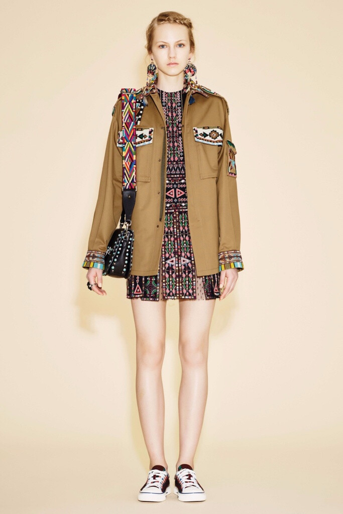 Valentino Resort 2016。华伦天奴2016早春度假系列涵盖了印第安部族公主、爱莎尼亚牧羊女、远东滑板青年和机车嬉皮士等多个主题。很难想象跨度如此大的几种风格，最后能不露声色地融于一炉，衔接得让人难以察觉。并且一如既往，延续了品牌的高产传统和媲美高级定制水准的成衣工艺，个个细节充盈、精良无匹。