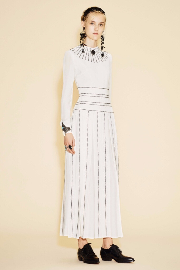 Valentino Resort 2016。华伦天奴2016早春度假系列涵盖了印第安部族公主、爱莎尼亚牧羊女、远东滑板青年和机车嬉皮士等多个主题。很难想象跨度如此大的几种风格，最后能不露声色地融于一炉，衔接得让人难以察觉。并且一如既往，延续了品牌的高产传统和媲美高级定制水准的成衣工艺，个个细节充盈、精良无匹。