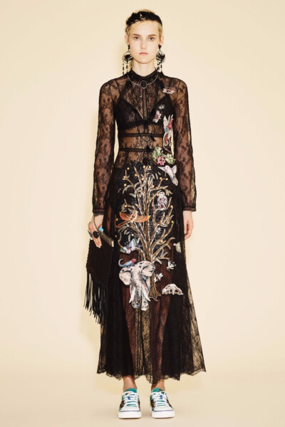 Valentino Resort 2016。华伦天奴2016早春度假系列涵盖了印第安部族公主、爱莎尼亚牧羊女、远东滑板青年和机车嬉皮士等多个主题。很难想象跨度如此大的几种风格，最后能不露声色地融于一炉，衔接得让人难以察觉。并…