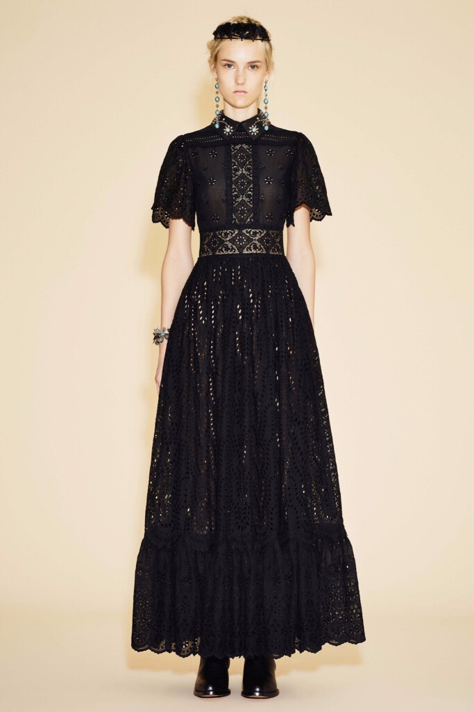 Valentino Resort 2016。华伦天奴2016早春度假系列涵盖了印第安部族公主、爱莎尼亚牧羊女、远东滑板青年和机车嬉皮士等多个主题。很难想象跨度如此大的几种风格，最后能不露声色地融于一炉，衔接得让人难以察觉。并且一如既往，延续了品牌的高产传统和媲美高级定制水准的成衣工艺，个个细节充盈、精良无匹。