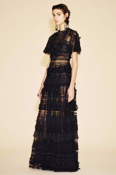 Valentino Resort 2016。华伦天奴2016早春度假系列涵盖了印第安部族公主、爱莎尼亚牧羊女、远东滑板青年和机车嬉皮士等多个主题。很难想象跨度如此大的几种风格，最后能不露声色地融于一炉，衔接得让人难以察觉。并…