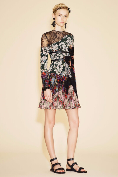 Valentino Resort 2016。华伦天奴2016早春度假系列涵盖了印第安部族公主、爱莎尼亚牧羊女、远东滑板青年和机车嬉皮士等多个主题。很难想象跨度如此大的几种风格，最后能不露声色地融于一炉，衔接得让人难以察觉。并…