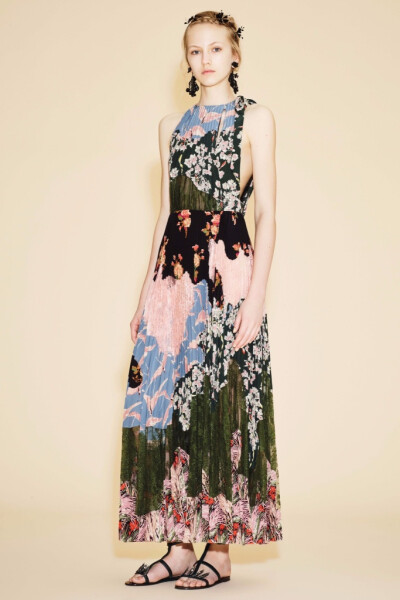 Valentino Resort 2016。华伦天奴2016早春度假系列涵盖了印第安部族公主、爱莎尼亚牧羊女、远东滑板青年和机车嬉皮士等多个主题。很难想象跨度如此大的几种风格，最后能不露声色地融于一炉，衔接得让人难以察觉。并…