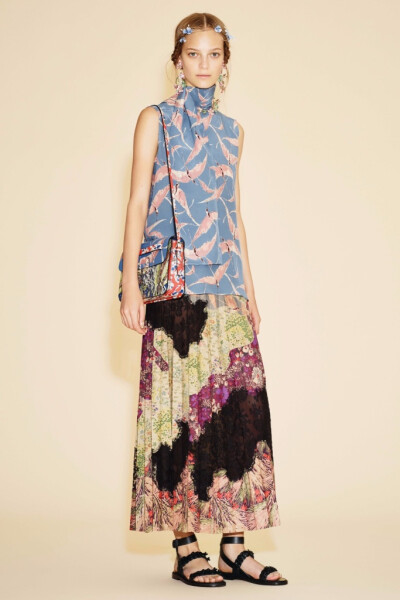 Valentino Resort 2016。华伦天奴2016早春度假系列涵盖了印第安部族公主、爱莎尼亚牧羊女、远东滑板青年和机车嬉皮士等多个主题。很难想象跨度如此大的几种风格，最后能不露声色地融于一炉，衔接得让人难以察觉。并…