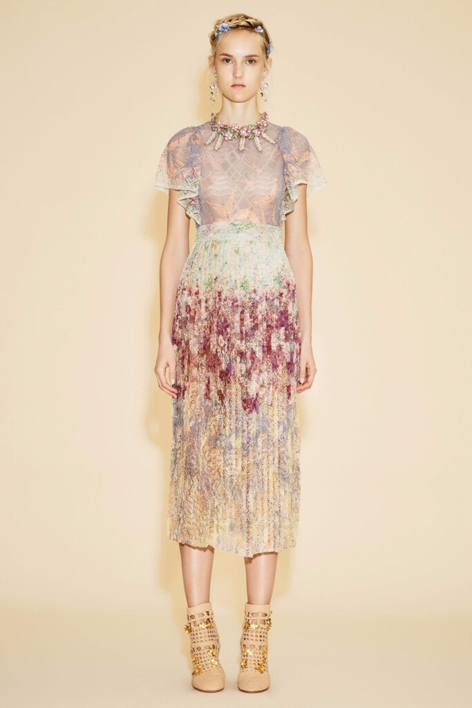 Valentino Resort 2016。华伦天奴2016早春度假系列涵盖了印第安部族公主、爱莎尼亚牧羊女、远东滑板青年和机车嬉皮士等多个主题。很难想象跨度如此大的几种风格，最后能不露声色地融于一炉，衔接得让人难以察觉。并且一如既往，延续了品牌的高产传统和媲美高级定制水准的成衣工艺，个个细节充盈、精良无匹。