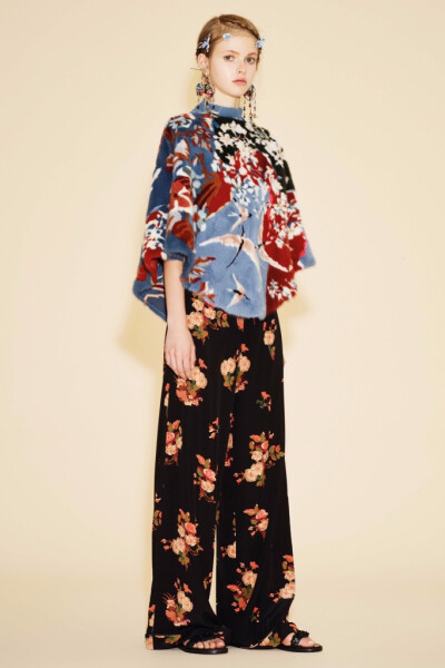 Valentino Resort 2016。华伦天奴2016早春度假系列涵盖了印第安部族公主、爱莎尼亚牧羊女、远东滑板青年和机车嬉皮士等多个主题。很难想象跨度如此大的几种风格，最后能不露声色地融于一炉，衔接得让人难以察觉。并…