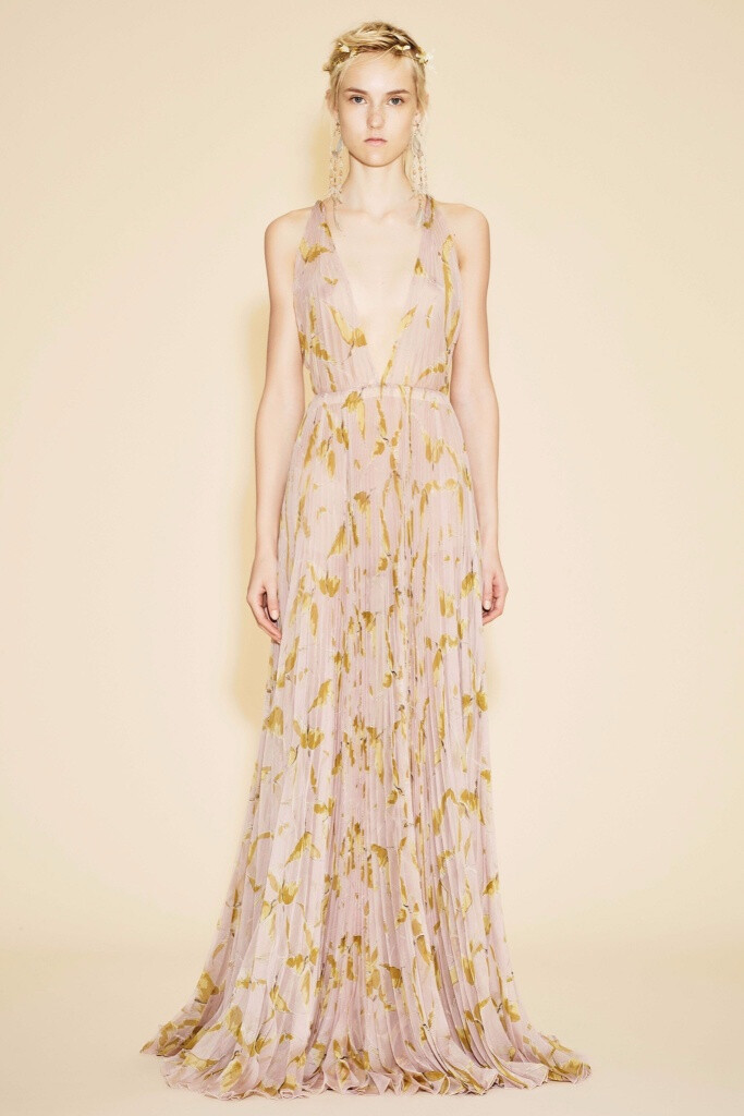 Valentino Resort 2016。华伦天奴2016早春度假系列涵盖了印第安部族公主、爱莎尼亚牧羊女、远东滑板青年和机车嬉皮士等多个主题。很难想象跨度如此大的几种风格，最后能不露声色地融于一炉，衔接得让人难以察觉。并且一如既往，延续了品牌的高产传统和媲美高级定制水准的成衣工艺，个个细节充盈、精良无匹。