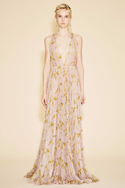 Valentino Resort 2016。华伦天奴2016早春度假系列涵盖了印第安部族公主、爱莎尼亚牧羊女、远东滑板青年和机车嬉皮士等多个主题。很难想象跨度如此大的几种风格，最后能不露声色地融于一炉，衔接得让人难以察觉。并…