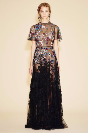 Valentino Resort 2016。华伦天奴2016早春度假系列涵盖了印第安部族公主、爱莎尼亚牧羊女、远东滑板青年和机车嬉皮士等多个主题。很难想象跨度如此大的几种风格，最后能不露声色地融于一炉，衔接得让人难以察觉。并且一如既往，延续了品牌的高产传统和媲美高级定制水准的成衣工艺，个个细节充盈、精良无匹。