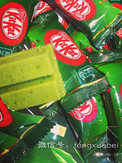 日本kitkat 抹茶巧克力夹心威化饼外层是抹茶巧克力，包裹着松脆的威化，京都宇治限定被各网友选为前20名日本好吃的零食!不太爱甜但喜爱巧克力的亲来说，千万不能错过！浓郁抹茶香味,外加酥脆威化饼,不甜不腻 回…