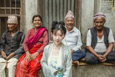 穹窿锁心，离光倩影。今昔何昔，吾意疏离。