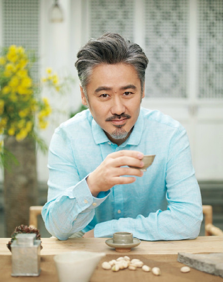 吴秀波，1968年9月5日出生于北京，中国内地男演员。 1988年毕业于中央戏剧学院表演系。1996年发行创作专辑《爱之战》。2010年凭借电视剧《黎明之前》获得第26届中国电视金鹰奖最佳表演艺术男演员奖和受观众喜爱的电视剧男演员奖、华鼎奖最佳男主角奖、上海电视节最具人气男演员奖等多个奖项[1-4] 。2013年主演的电影《北京遇上西雅图》票房突破5亿元，刷新华语爱情片票房记录[5] 。2014年主演农村题材电视剧《马向阳下乡记》和都市题材电视剧《离婚律师》。