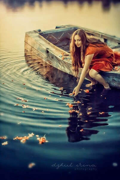 【希腊】乔治·塞菲里斯 黄昏时分，你坐在耐苦的石头上，阴郁的眼神泄露了你内心的忧伤心灵在眩晕，嚼泣在抗辩，你双唇上那条绒明白无误地在打颤。想到那桩桩往事使得你泪水涟涟你像倾斜的船身复归于满舷。可你心中的痛苦并没有太多呼喊，而又为给这个世界一片繁星密布的天。 