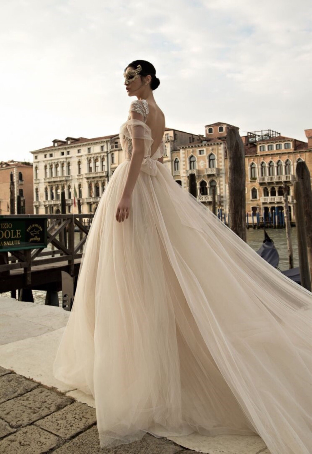 原谅捧花的我盛装出席却只为献礼❤️Inbal Dror 2015 Bridal Collection——威尼斯恋人 婚纱礼服 婚纱控 白色婚纱 纱幔