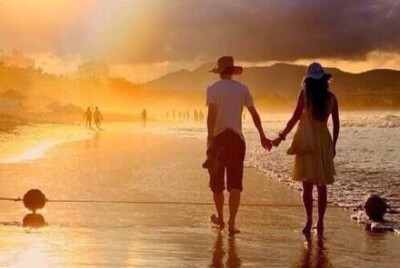 “到了现在这个年纪，谁都不想再取悦了，跟谁在一起舒服就和谁在一起，包括朋友也是，累了就躲远一点。取悦别人远不如快乐自己。宁可孤独，也不违心。宁可抱憾，也不将就。