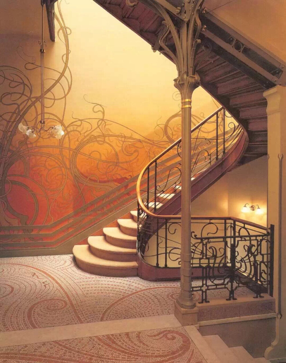 维克多·霍塔（Victor Horta）1894年的Tassel Hotel室内设计 在新艺术运动前，设计师和建筑师多数在古罗马和中世纪建筑中寻求灵感。随后，一些建筑师开始试图创造一种关于装饰的新式纹理：他们从自然之中寻找造型的灵感(如植物)作为一种可以用于建筑或家具设计的新样式。 新艺术运动在建筑史上的影响虽然十分短暂，但是创造了对建筑发展轨迹的另外一种思路，这点上有可能和工艺美术运动在概念上产生混淆，但是与工艺美术运动的重点在于其是一个对于个体制造业的整体回归不同，它更多则是展示装饰艺术一种新型愿景。