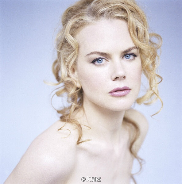 今天是 妮可·基德曼 Nicole Kidman 的48岁生日！1967年6月20日出生于夏威夷，儿时随父母移民澳洲。凭借《时时刻刻》获得第75届奥斯卡影后。出演过《红磨坊》《小岛惊魂》《冷山》《澳洲乱世情》《狗镇》等片。2001年和汤姆·克鲁斯结束11年婚姻。2006年和澳洲歌手Keith Urban结婚，育有2个女儿。