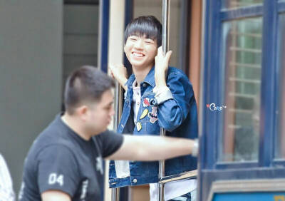 哎呀，小虎牙露出来了～【Cr.logo】