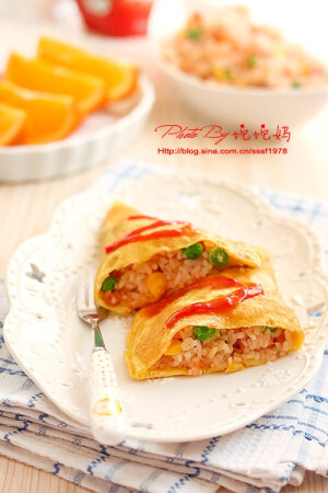 蛋包饭  做法步骤  1、火腿肠切小丁，速冻青豆和玉米用热水浸泡解冻后滤出备用； 2、炒锅倒入30克色拉油，大火烧热后下入火腿丁、青豆和玉米粒扒炒一分钟；  3、加入蒸熟的米饭； 4、翻炒均匀后加入盐、味好美鸡精、味好美白胡椒粉，挤入适量味好美番茄沙司；  5、再次翻炒均匀后关火；  6、鸡蛋1个打散； 7、不沾锅抹少量油烧热；  8、倒入蛋液摊成圆形蛋皮；  9、将蛋皮放入盆中，再在蛋皮中间放上适量炒好的米饭； 10、周边再抹少量味好美番茄沙司，将蛋皮对折捏合收口，再在上面再挤上适量味好美番茄沙司即可。