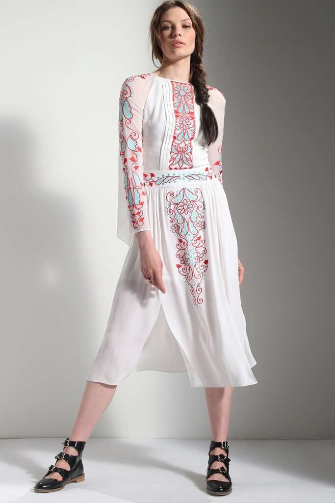 Temperley London Resort 2016。坦波丽·伦敦2016早春度假系列Lookbook。当中闪亮的黑色水晶上衣、鲜艳的针织图案连身裙及多款绣花民族连身裙是最为典型。但同时，品牌仍有不少古典优雅设计，古董金属绣线连身裙及自家创制的 Temperley喱士 上衣等，都是女星们走红地毡的Red Carpet Pieces最佳服饰。