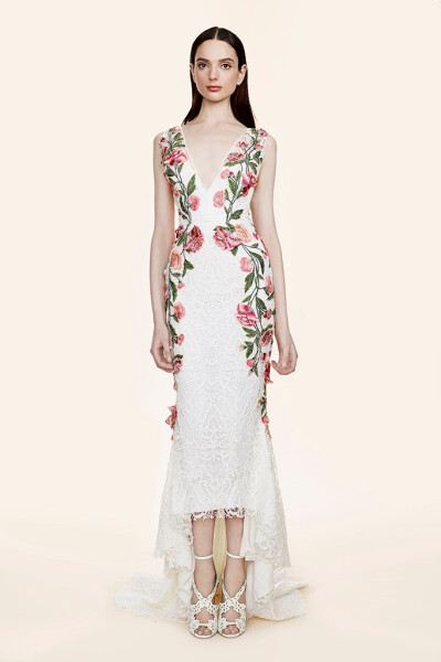 Marchesa 2016 Resort。玛切萨2016早春度假系列。有如高级定制般卓绝的设计与极致的手工，从优雅温婉的短裙到震慑四座的礼服，每一件都宛如从神话中不慎坠入凡尘，但依旧是美到让人无法反驳。巧夺天工四个字，也真正…