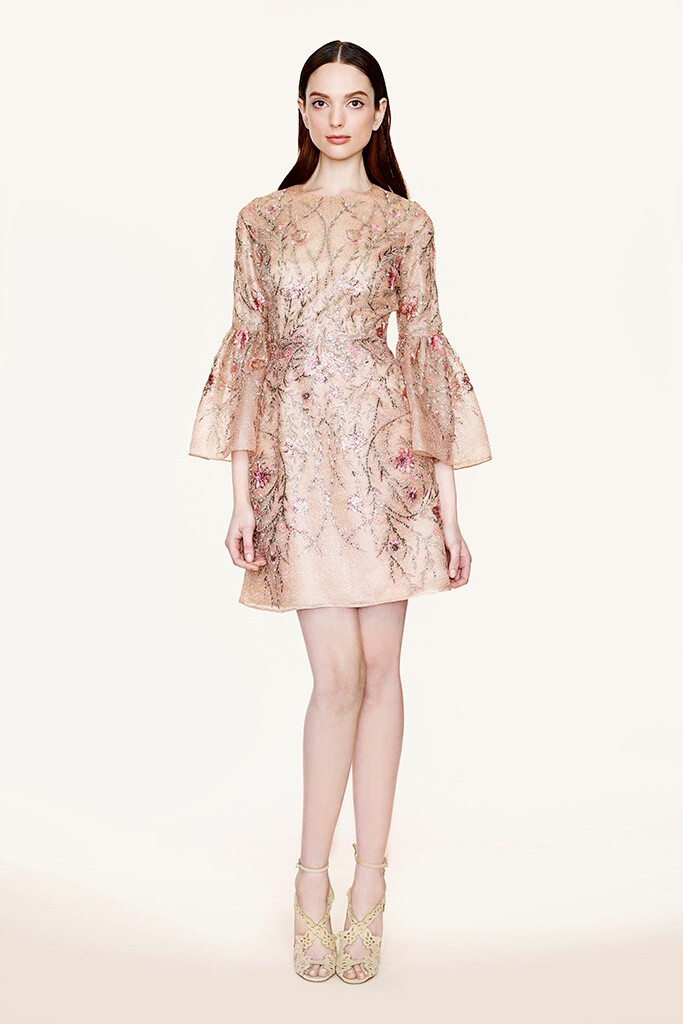 Marchesa 2016 Resort。玛切萨2016早春度假系列。有如高级定制般卓绝的设计与极致的手工，从优雅温婉的短裙到震慑四座的礼服，每一件都宛如从神话中不慎坠入凡尘，但依旧是美到让人无法反驳。巧夺天工四个字，也真正被发挥到了淋漓尽致。