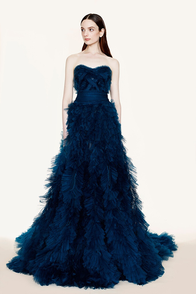 Marchesa 2016 Resort。玛切萨2016早春度假系列。有如高级定制般卓绝的设计与极致的手工，从优雅温婉的短裙到震慑四座的礼服，每一件都宛如从神话中不慎坠入凡尘，但依旧是美到让人无法反驳。巧夺天工四个字，也真正被发挥到了淋漓尽致。