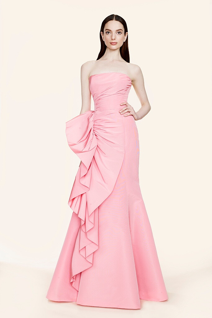 Marchesa 2016 Resort。玛切萨2016早春度假系列。有如高级定制般卓绝的设计与极致的手工，从优雅温婉的短裙到震慑四座的礼服，每一件都宛如从神话中不慎坠入凡尘，但依旧是美到让人无法反驳。巧夺天工四个字，也真正被发挥到了淋漓尽致。