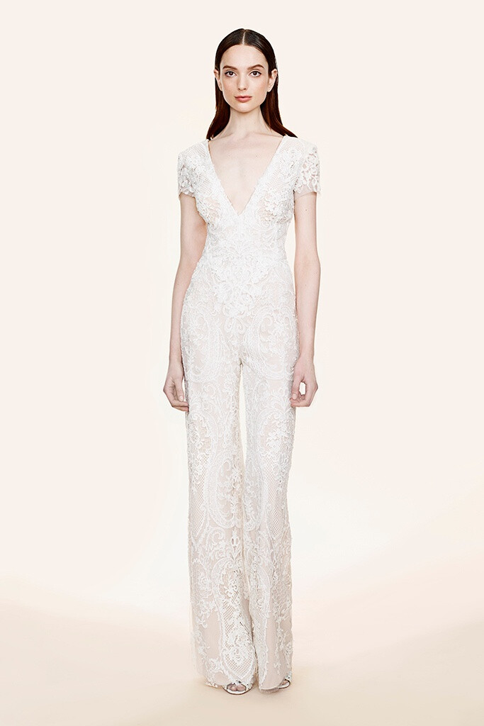 Marchesa 2016 Resort。玛切萨2016早春度假系列。有如高级定制般卓绝的设计与极致的手工，从优雅温婉的短裙到震慑四座的礼服，每一件都宛如从神话中不慎坠入凡尘，但依旧是美到让人无法反驳。巧夺天工四个字，也真正被发挥到了淋漓尽致。