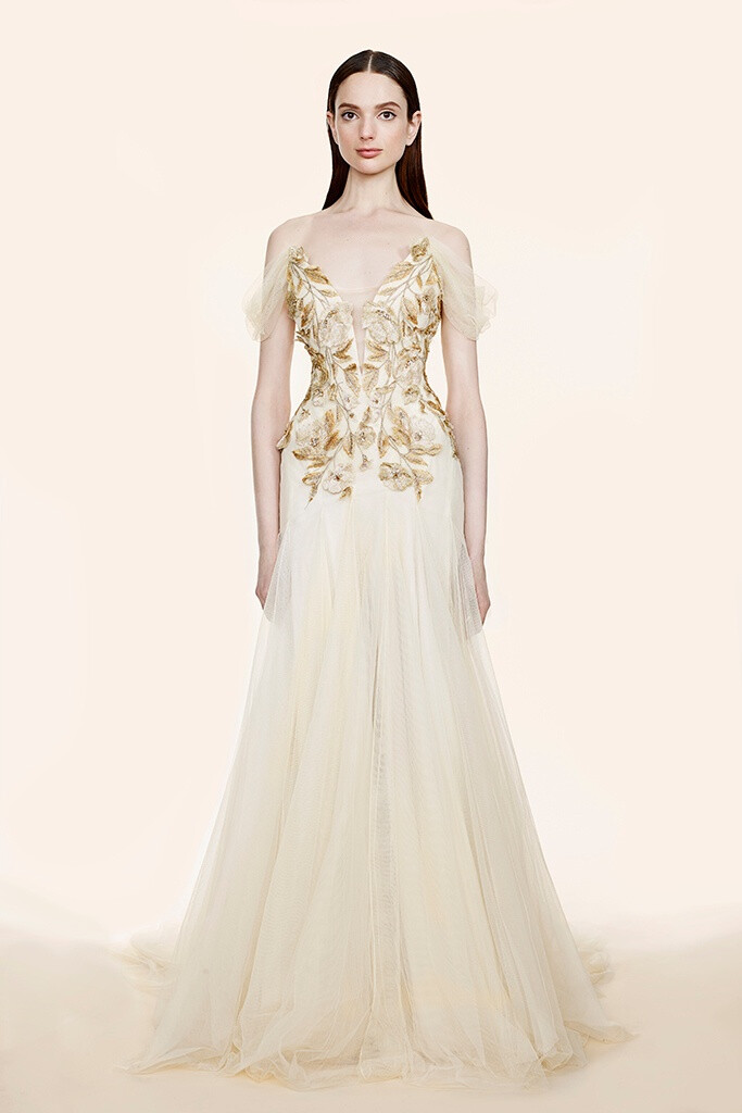 Marchesa 2016 Resort。玛切萨2016早春度假系列。有如高级定制般卓绝的设计与极致的手工，从优雅温婉的短裙到震慑四座的礼服，每一件都宛如从神话中不慎坠入凡尘，但依旧是美到让人无法反驳。巧夺天工四个字，也真正被发挥到了淋漓尽致。