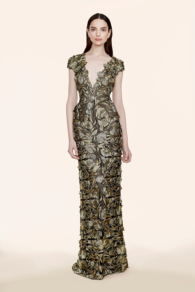 Marchesa 2016 Resort。玛切萨2016早春度假系列。有如高级定制般卓绝的设计与极致的手工，从优雅温婉的短裙到震慑四座的礼服，每一件都宛如从神话中不慎坠入凡尘，但依旧是美到让人无法反驳。巧夺天工四个字，也真正被发挥到了淋漓尽致。