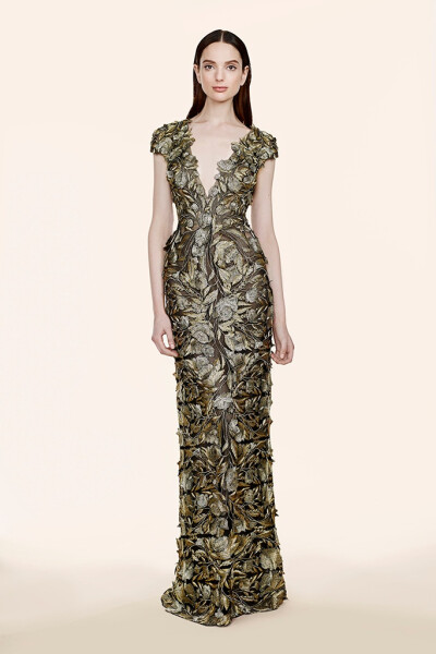 Marchesa 2016 Resort。玛切萨2016早春度假系列。有如高级定制般卓绝的设计与极致的手工，从优雅温婉的短裙到震慑四座的礼服，每一件都宛如从神话中不慎坠入凡尘，但依旧是美到让人无法反驳。巧夺天工四个字，也真正…