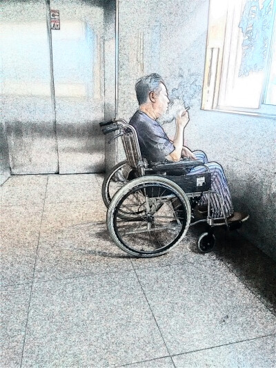 医院走廊轮椅中年人